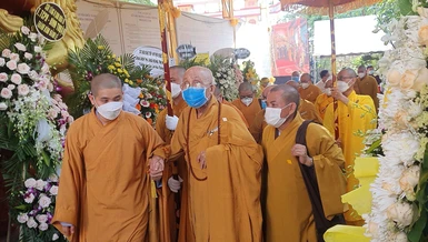 Chư tôn giáo phẩm Hội đồng Chứng minh hữu nhiễu kim quan tiễn biệt Trưởng lão Hòa thượng Thích Huệ Tánh 