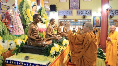 Hòa thượng Thích Giác Quang sái tịnh tôn tượng