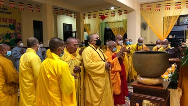 Chư tôn đức thực hiện nghi thức lễ nhập kim quan