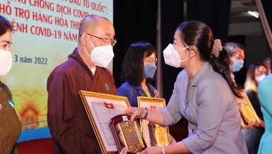 Thượng tọa Thích Đạt Đức, Trưởng ban Trị sự GHPGVN quận Tân Bình nhận Bằng khen tại hội nghị của Ủy ban MTTQVN TP.HCM - Ảnh: MTTP