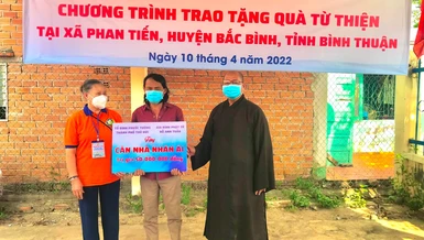 Thượng tọa Thích Nhựt An trao bảng tượng trưng xây dựng căn nhà nhân ái cho anh Hà Văn Dũng