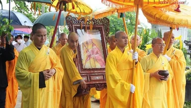 Môn đồ pháp quyến cung thỉnh di ảnh Trưởng lão Hòa thượng Thích Lương Phương đến bảo tháp