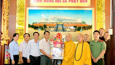 Ông Huỳnh Văn Sơn tặng quà chúc mừng Phật đản đến Ban Trị sự GHPGVN tỉnh Bình Dương