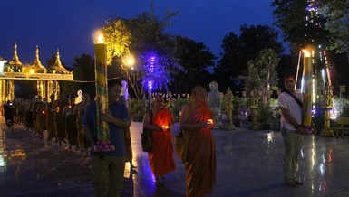 Chư tôn đức, Phật tử nhiễu Phật trong khuôn viên thiền viện Phước Sơn