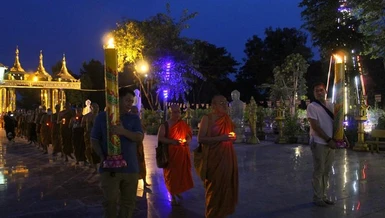 Chư tôn đức, Phật tử nhiễu Phật trong khuôn viên thiền viện Phước Sơn