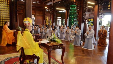 Hòa thượng Thích Châu Quang truyền giới đến Phật tử tu Bát Quan trai