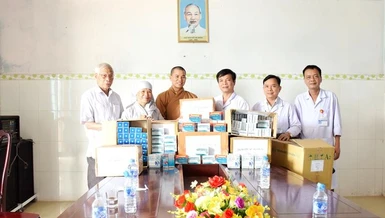Ban Trị sự Phật giáo thị xã Quảng Trị hỗ trợ thuốc y tế để khám và chữa bệnh cho đồng bào nghèo