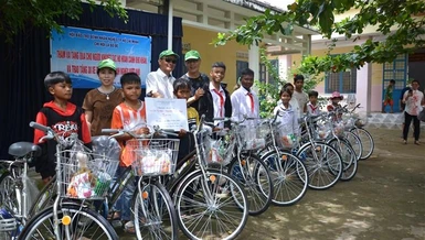 30 xe đạp được đoàn trao tặng đến học sinh khó khăn