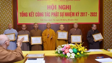 Chư tôn đức Ban Kiểm soát nhận Bằng Tuyên dương công đức của Ban Trị sự GHPGVN TP.HCM