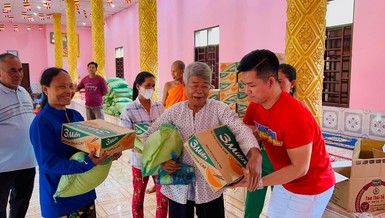 Nghệ sĩ Chí Sang trao quà đến người nghèo huyện Trà Ôn - Ảnh: TQ