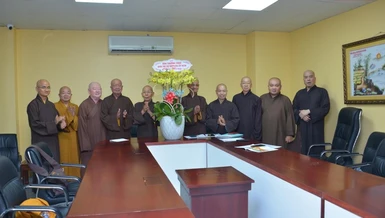 Chư tôn đức Ban Trị sự GHPGVN TP.HCM tặng hoa chúc mừng Ban Kinh tế - Tài chính