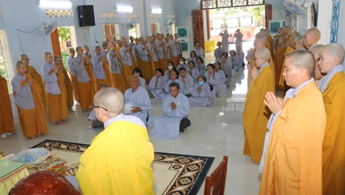  Ban Từ thiện thiền viện Vạn Hạnh đến các tu viện, đạo tràng đảnh lễ và cúng dường