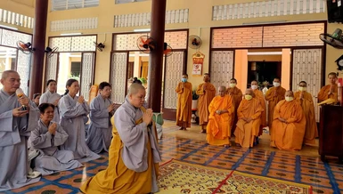 Sư cô Thích nữ Thánh Tâm đại diện đoàn tác bạch cúng dường tại tịnh xá Ngọc Phương