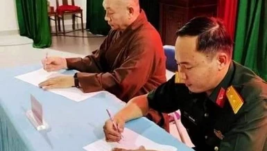 Trưởng Ban Trị sự Phật giáo quận 11 thực hiện lễ ký kết chương trình hành động cùng Ban Chỉ huy Quân sự quận 