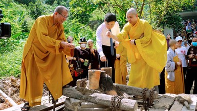 Lễ chú nguyện rót đồng đúc đại hồng chung chùa La Dương