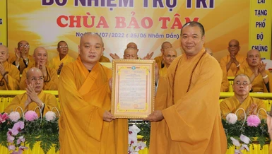Thượng tọa Thích Trí Thọ trao quyết định bổ nhiệm trụ trì đến Thượng tọa Thích Trung Nguyện