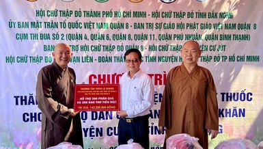 Đoàn từ thiện trao quà tại huyện Cư Jut