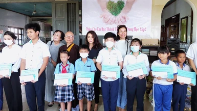 Đoàn trao học bổng cho học sinh khó khăn vượt khó - Ảnh: CTV