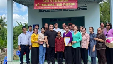 Niềm vui trong ngày nhận nhà mới của gia đình bà Nguyễn Thị Cách