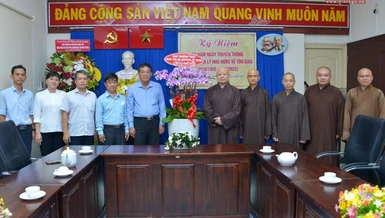 Chư tôn đức Ban Trị sự GHPGVN TP.HCM tặng hoa chúc mừng Ban Tôn giáo TP.HCM vào chiều 2-8