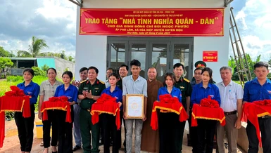 Cắt băng khánh thành, bàn giao nhà đến gia đình anh Bùi Ngọc Phước, xã Hòa Hiệp