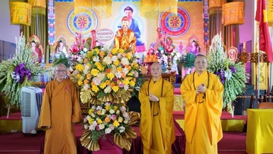 Đại diện Ban Trị sự TP.Hà Nội tặng hoa chúc mừng Thượng tọa Thích Chiếu Tạng