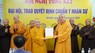 Hòa thượng Thích Thanh Nhiễu trao quyết định chuẩn y của Trung ương GHPGVN đến Hòa thượng Thích Bảo Nghiêm