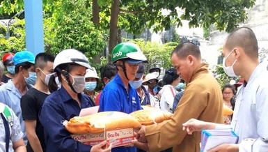 Thượng tọa Thích Thiện Thông, trụ trì chùa Liên Trì trao quà đến người dân khó khăn