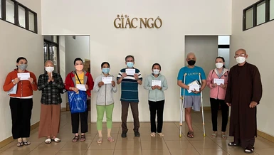 Các bệnh nhân có hoàn cảnh đặc biệt khó khăn đến nhận sự ủng hộ của bạn đọc - Ảnh: M.Tuyền
