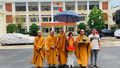 Chư tôn đức Ban Trị sự GHPGVN quận 10, Ủy ban MTTQVN quận 10 rước linh vị về tổ đình Ấn Quang