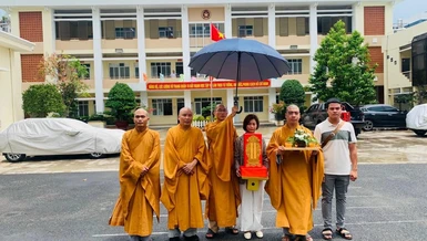 Chư tôn đức Ban Trị sự GHPGVN quận 10, Ủy ban MTTQVN quận 10 rước linh vị về tổ đình Ấn Quang