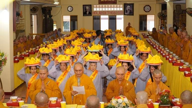 Thượng tọa Thích Thiện Chơn tác bạch khánh tuế, Phật tử dâng pháp y cúng dường chư tôn đức 
