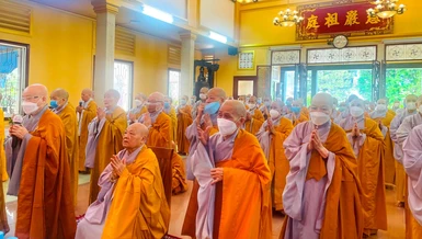 Chư Ni đảnh lễ Tam bảo tại chánh điện tổ đình Từ Nghiêm