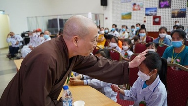 Động viên các cháu bệnh nhân vui vẻ, lạc quan vượt qua bệnh tật