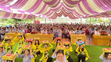 Phật tử tác bạch dâng y cúng dường chư tôn đức nhân mùa Vu lan - Báo hiếu