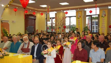 Các em Phật tử dâng hoa cúng dường 