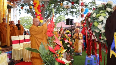 Hòa thượng Thích Thiện Bảo thực hiện nghi thức sái tịnh tại lễ cất nóc chùa Phúc Lâm