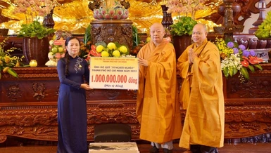 Hòa thượng Thích Lệ Trang trao bảng tặng 1 tỷ đồng đến Quỹ "Vì người nghèo" của Thành phố 