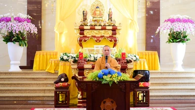 Thượng tọa Thích Trí Chơn đăng tòa thuyết pháp tại pháp hội Việt Nam Quốc Tự