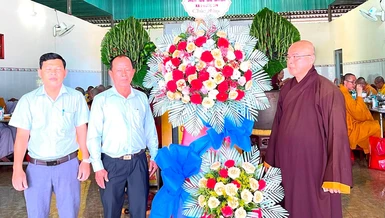Đại diện chính quyền địa phương tặng hoa chúc mừng lễ Vu lan tại chùa Bảo Quang