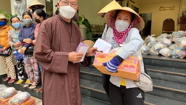 Hòa thượng Thích Tâm Viên trao quà của Phật tử ủng hộ đến người nghèo, cơ nhỡ - Ảnh: M.Tuyền