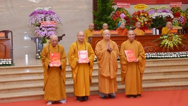 Hòa thượng Thích Lệ Trang trao quyết định đến 3 vị Trưởng ban