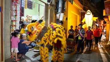 Đội múa lân đi rước đèn Trung thu quanh khu dân cư Bằng A