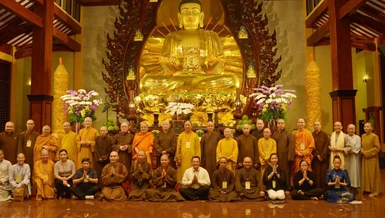 Chụp ảnh lưu niệm tại chánh điện Việt Nam Quốc Tự