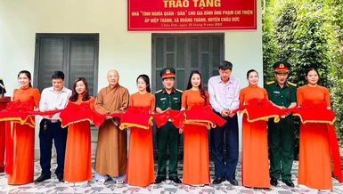 Cắt băng khánh thành căn nhà "Tình nghĩa quân dân" của gia đình ông Phạm Chí Thiện