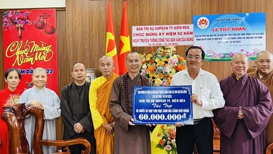 Thượng tọa Thích Minh Trí trao bảng quà tặng tượng trưng đến lãnh đạo Ban Dân vận Thành ủy TP.Biên Hòa 