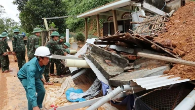 Mưa bão khiến tài sản của người dân nằm trong đống đổ nát