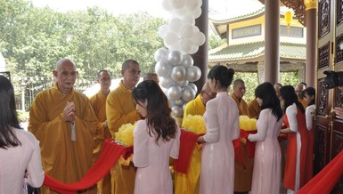 Tặng hoa chúc mừng Sư cô Thích nữ Chúc Phượng, tân trụ trì chùa Tường Vân