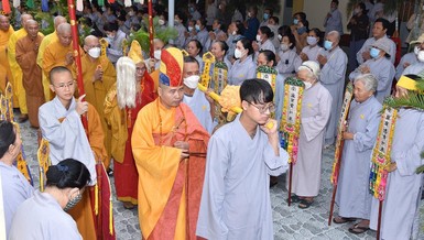 Phụng tống kim quan Ni trưởng Thích nữ Liên Vân đến nơi trà-tỳ