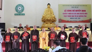 Hòa thượng Thích Khế Chơn trao quyết định chuẩn y nhân sự đến các ban chuyên môn